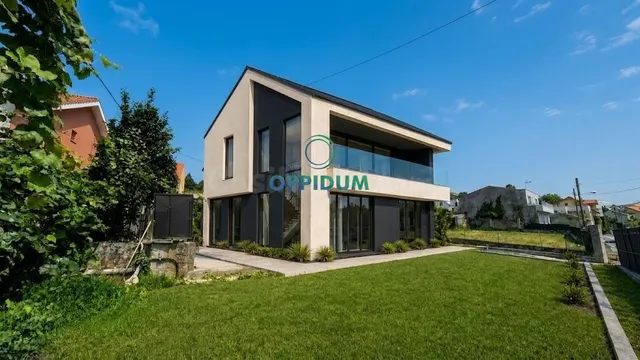 Casa para reformar en Montrove, Oleiros – 244 m2 sobre parcela de 1.041 m2 segregable — 9