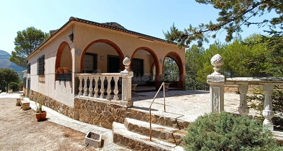 Amplio Chalet en Los Villares con Piscina y Gran Parcela