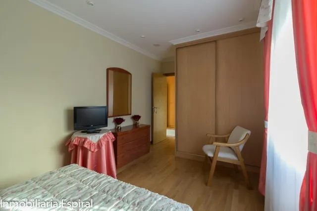 ¡Impresionante Chalet Familiar en Mogor, Marín! — 25