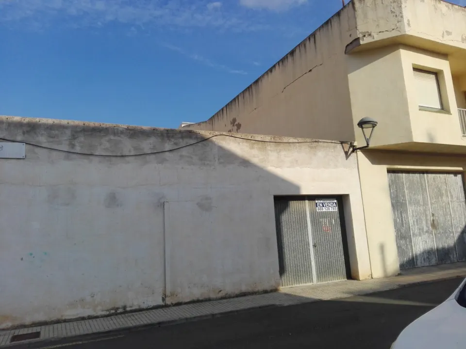 OPORTUNIDAD GARAJE DE 80 METROS EN SOLAR EDIFICABLE DE 208, EN MORA LA NOVA