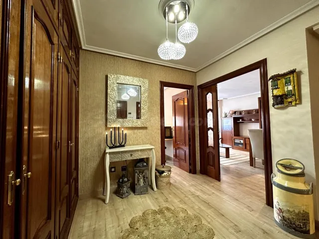 Amplio piso reformado de 4 habitaciones con garaje y almacén - foto 5