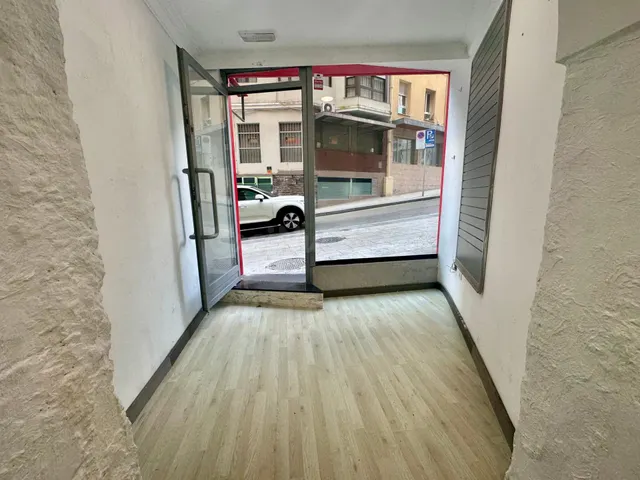 Local comercial con gran visibilidad en Santander — 4
