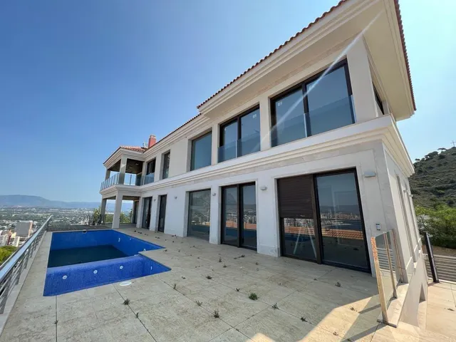 Se vende el chalet de lujo en Rincón de Loix en Benidorm. — 2