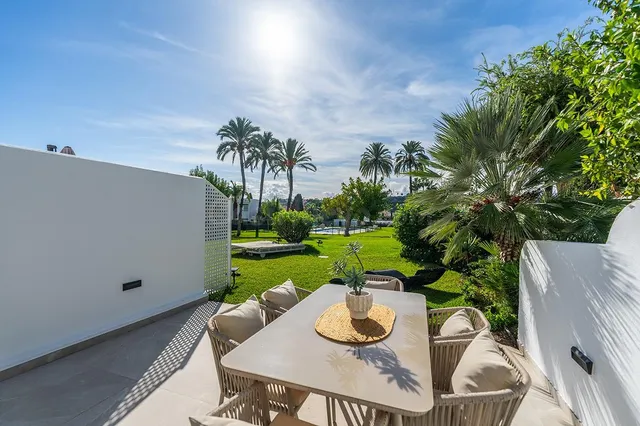 Casa adosada de 4 dormitorios en La Rinconada Valle del Golf - foto 5
