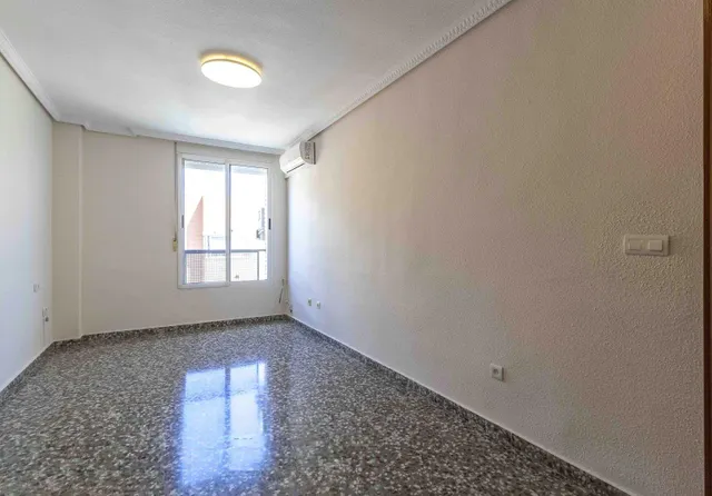 Amplia vivienda de 4 dormitorios con garaje, trastero y metro a pocos minutos — 38