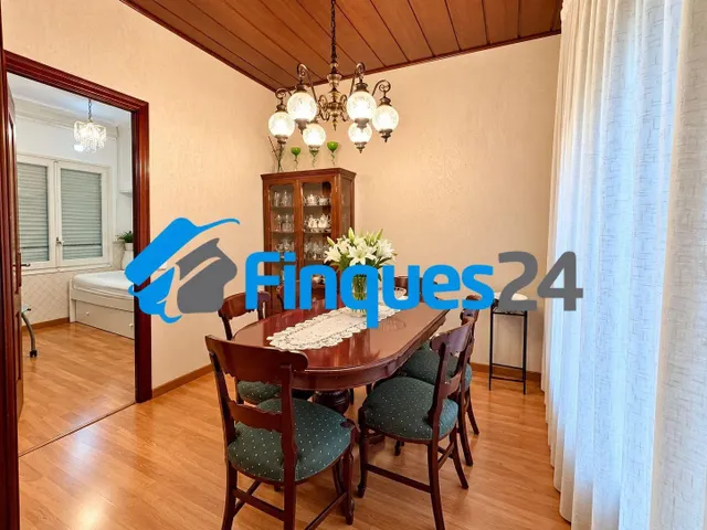Amplio piso de 4 habitaciones en el centro de Manresa — 10