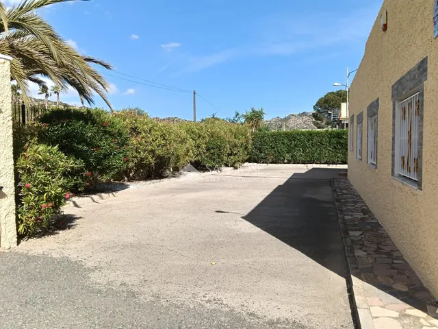 SE VENDE CHALET CON PISCINA EN BUEN ESTADO EN ASPE — 30