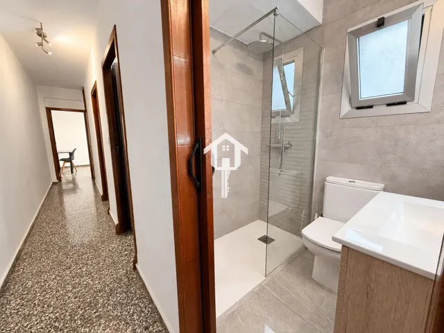 Ático en exclusiva totalmente reformado de 56 m2 con terraza en zona benalúa de Alicante: edificio con ascensor — 18