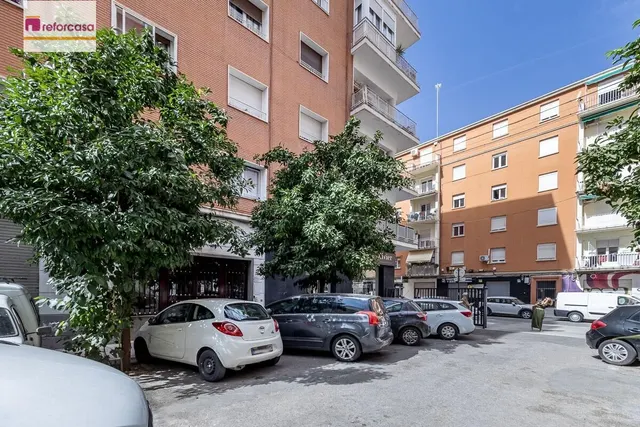 PISO JUNTO A HIPERCOR · ÚLTIMA PLANTA · MUCHA LUZ · ASCENSOR · METRO — 24