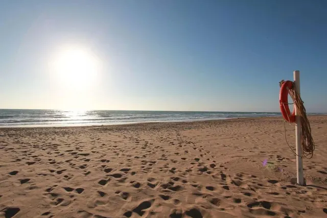 Villa en Guardamar. Primera línea con acceso directo a la playa — 46