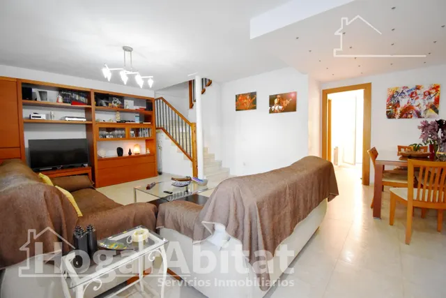 ADOSADO CON 3 TERRAZAS, BALCÓN, PISCINA Y GARAJE — 41