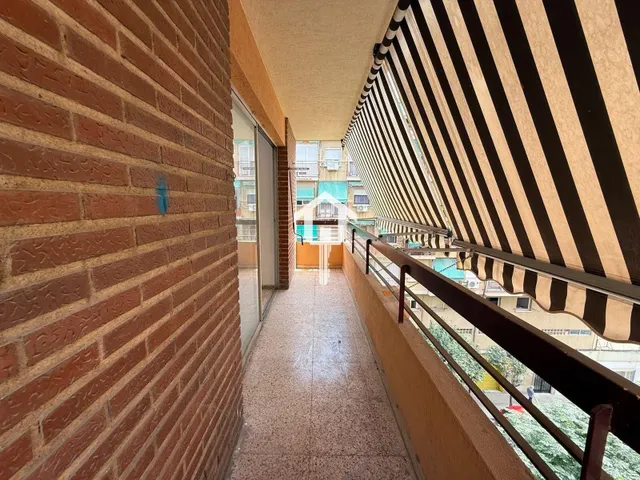 PISO EN VENTA EN ALICANTE. ZONA DE BABEL. 74m2, 4 habitaciones, 1 BAÑO Y 1 ASEÑO, TERCERA PLANTA CON ASCENSOR. — 25
