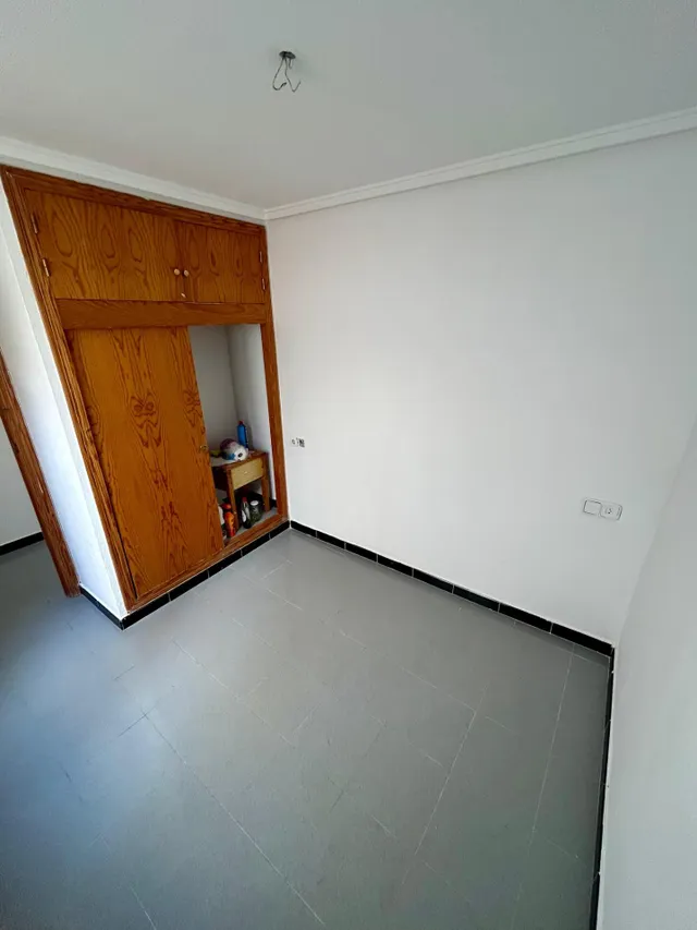 ¡Oportunidad Única! Ático para Reformar en el Centro de Torrevieja con Vistas Despejadas. — 23