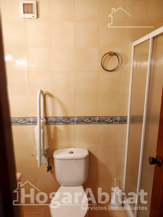 Semireformado, luminoso y esquinero con balcón, cerca del centro — 24
