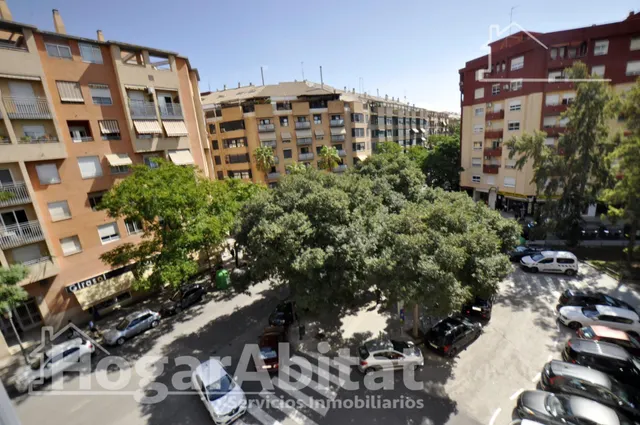 EXTERIOR CON ASCENSOR CERCA DEL METRO — 26