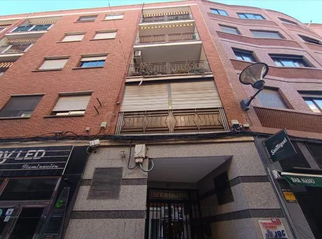 SE VENDE piso OKUPA en C Calzada de Puertollano - foto 2