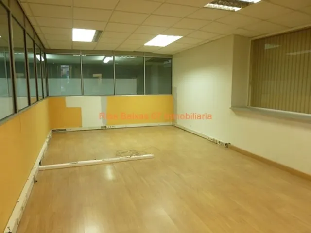 REF 4258 LOCAL 950m2 ESQUINA DOS CALLES CON PARKING 9 VEHICULOS ,OFICINAS,BAÑOS Y VESTUARIOS VIGO — 3