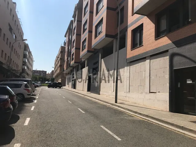 Local comercial en venta en c/ Albares - foto 2