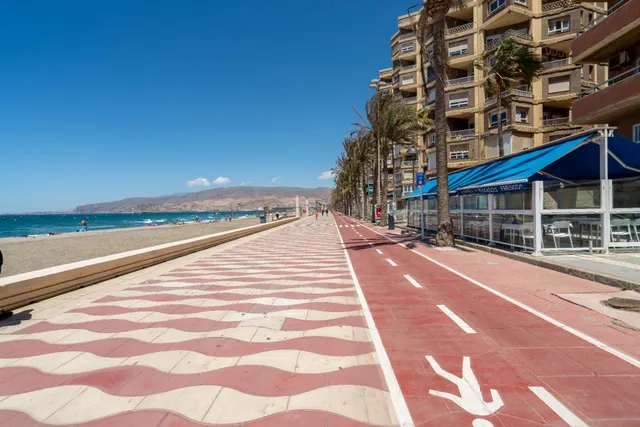 Piso en Venta en Ciudad Jardín, Almería - Oportunidad Única — 24