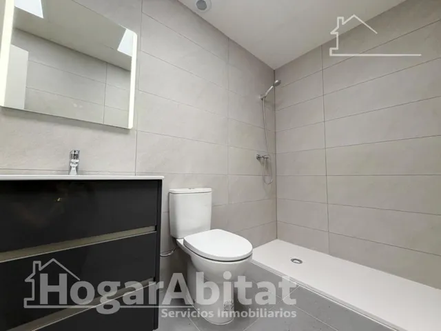Estrena diseño y máxima eficiencia en esta moderna planta baja reformada con piscina y garaje — 26