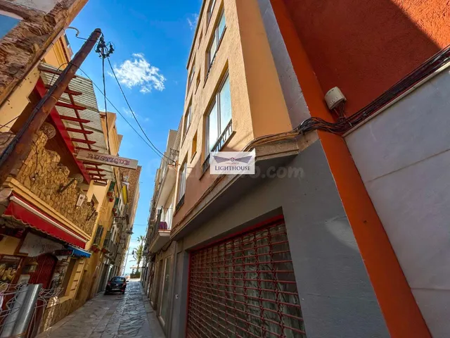 Edificio para reformar en venta a 100 metros de la playa. - foto 2