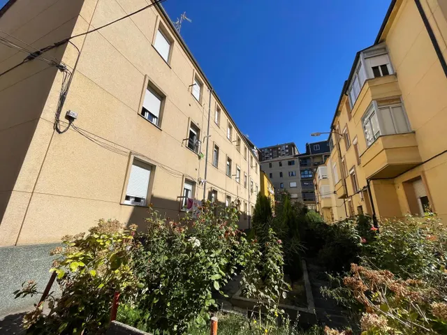 SE VENDE PISO ZONA ALTA — 32