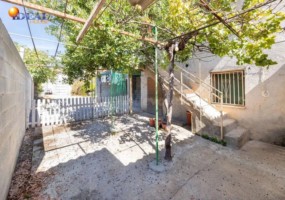 ¡CASA EN UNA SOLA PLANTA, CREA TU VIVIENDA IDEAL EN ALBOLOTE! Casa en una sola planta con patio, garaje y un gran potencial.