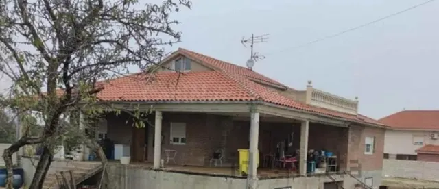 GRAN OPORTUNIDAD, CHALET EN FUENTIDUEÑA