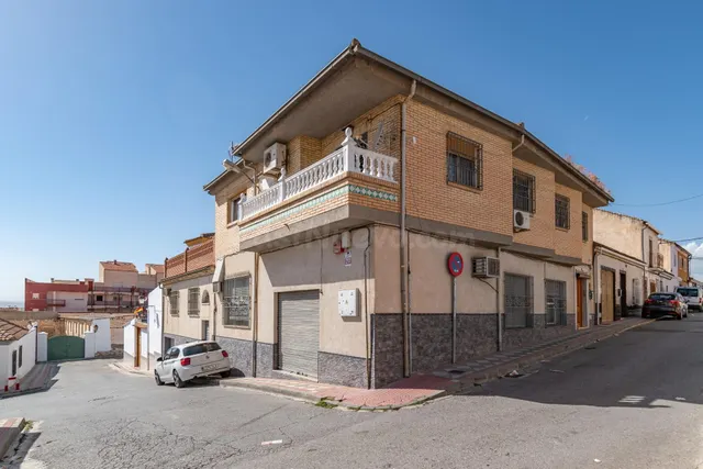 Gran Casa en Esquina en Atarfe – 4 Dormitorios, Piscina, Gar - foto 4