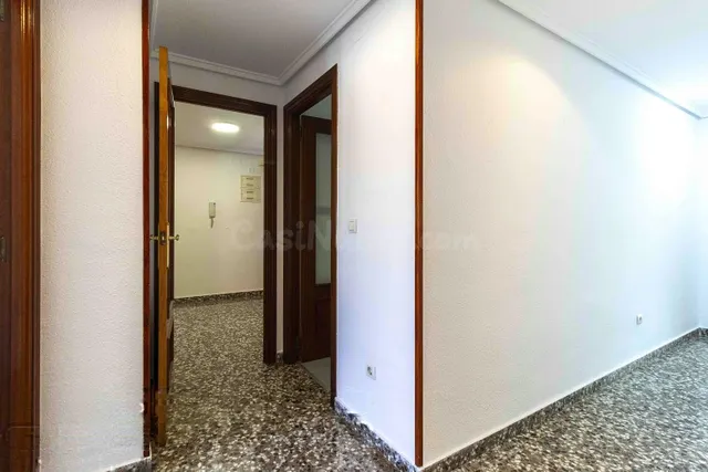 Amplia vivienda de 4 dormitorios con garaje, trastero y metro a pocos minutos — 4