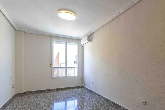 Amplia vivienda de 4 dormitorios con garaje, trastero y metro a pocos minutos — 37