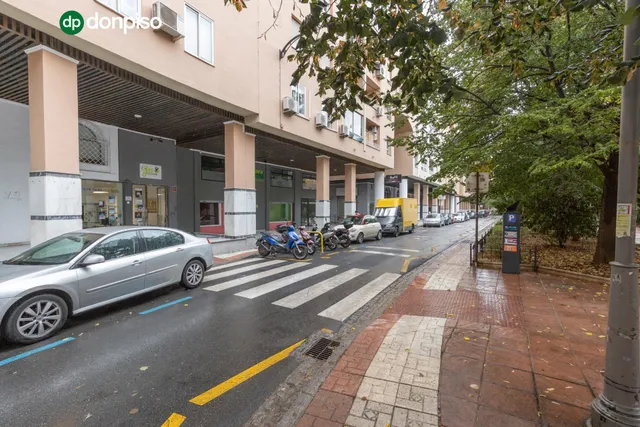Local comercial en venta en calle agustina de aragón — 17