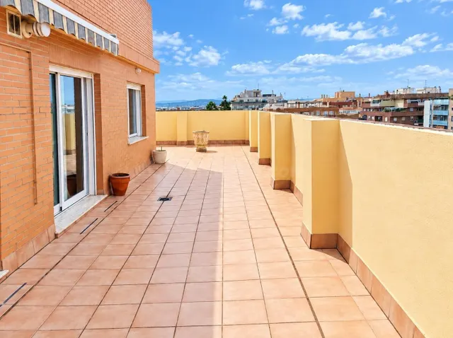 Ático de 4 habitaciones con gran terraza y garaje en Paterna