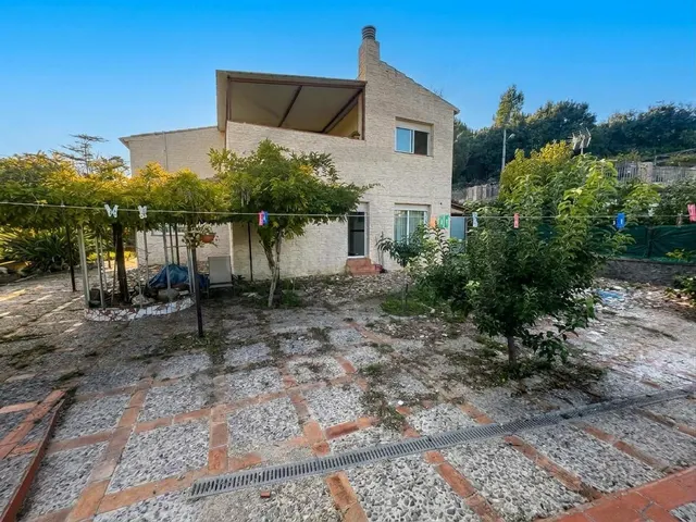 Casa independiente a cuatro vientos en Castellnou, Rubí, con