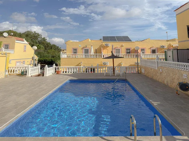 MAGNIFICO CHALET PAREADO TOTALMENTE REFORMADO Y CON PISCINA 
