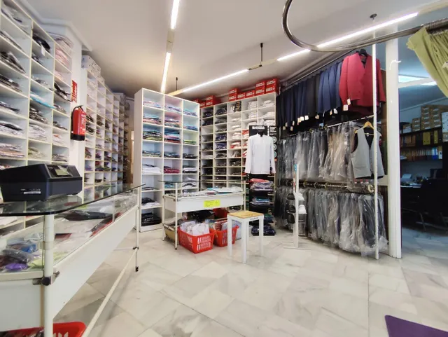 Local comercial en venta en el centro de Torremolinos. — 2