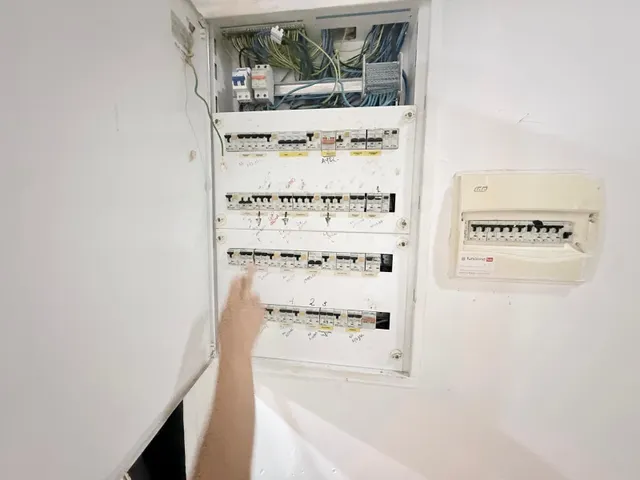 ¡Tu negocio en el foco de atención! Local comercial de 97 m2 muy luminoso en Carolinas Bajas — 23