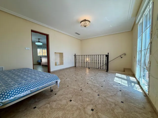 Villa independiente con piscina privada y 6 dormitorios junto a la Laguna Rosa de Torrevieja — 33