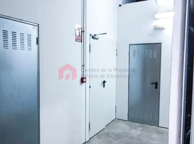 Local comercial de 990 m2 distribuidos en 2 plantas y con 2 viviendas. — 15