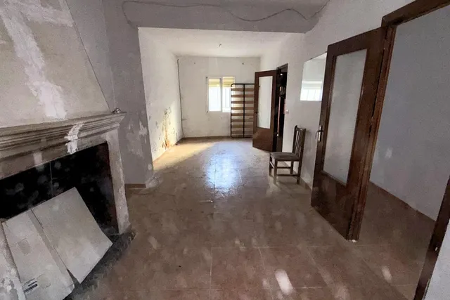 # **Casa de Pueblo Tradicional de 4 Dormitorios con Potencial para Ampliar la Terraza – ¡Solo 35.000 €!** — 8