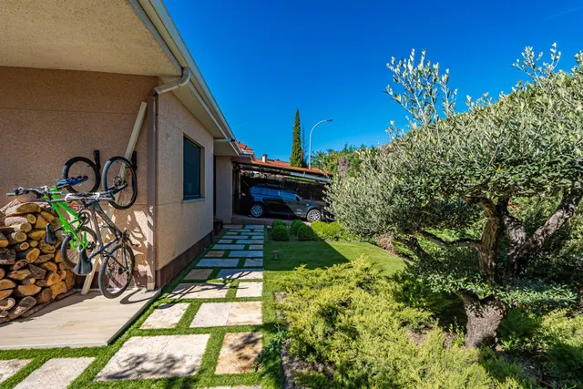 MAGNÍFICO CHALET EN LA SIERRA DE GUADARRAMA PARA VIVIR EN UNA PLANTA Y LISTO PARA ENTRAR A 25 MINUTOS DE MADRID CON PORCHE, JARDÍN Y PISCINA — 48