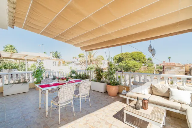 Chalet pareado con piscina, amplia parcela y alta eficiencia energética en Los Balcones en Torrevieja. — 32