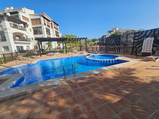 APARTAMENTO DE 2 DORMITORIOS CON VISTAS AL GOLF Y PISCINA EN