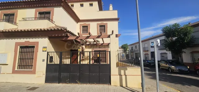Brenes | Amplia casa de 5 dormitorios, 3 baños, patio con ba
