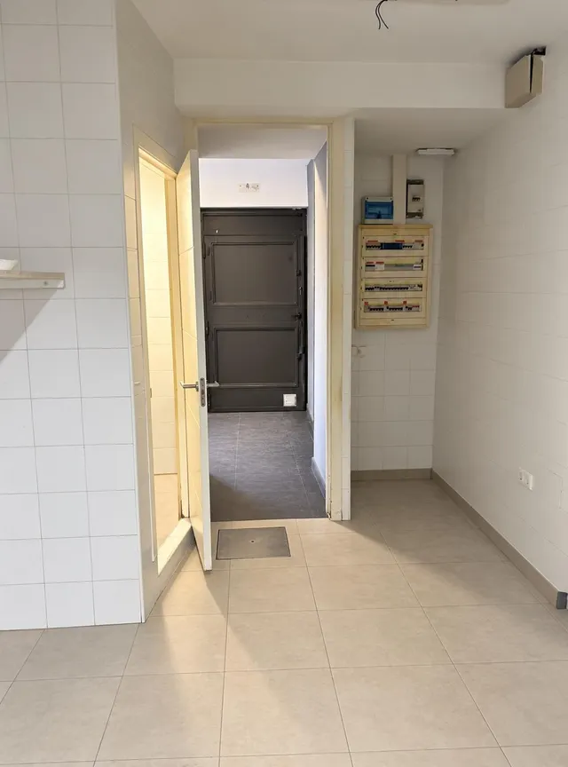 Local comercial 1 habitación 185m² en alquiler - Valdelacasa — 9