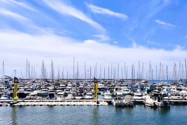 Amplio apartamento (aprox. 90 m2 - 2.ª planta) en primera línea de Playa del Acequión. Gran balcón con vistas al mar (suroeste), piscina comunitaria, cerca del centro, y directamente en la playa. — 42