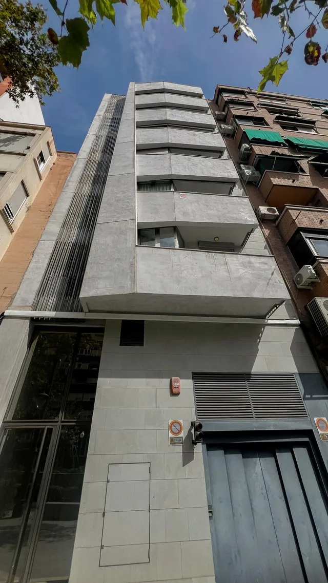 Ático con solárium de una habitación doble y un despacho en Avda. General Marvá — 31
