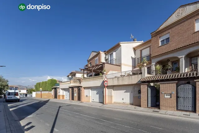 Casa en Ogijares con piscina comunitaria. — 35