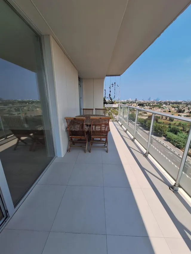 Vivienda en altura con terraza de 17 m2 y zonas comunes prem