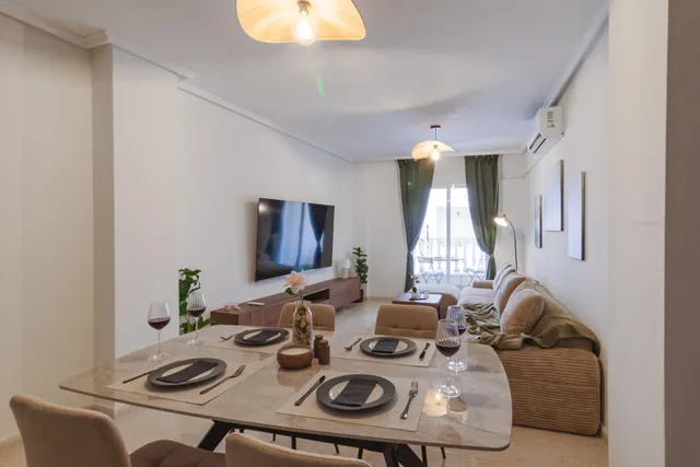 Apartamento elegantemente reformado, céntrico y espacioso. Balcón con orientación oeste ¡y a solo 550 m de Playa del Cura! en Torrevieja — 7